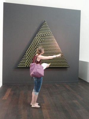 Ars Electronica Festival 2013, Anna-Maria Matzner gespiegelt von Angles Mirror des amerikanischen Künstlers Daniel Rozin im OK, Foto: Monika Matzner.