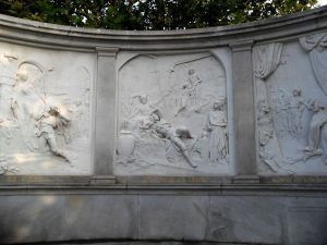Das Grillparzer-Denkmal im Volksgarten, Reliefs: Die Ahnfrau, Der Traum ein Leben, König Ottokars Glück und Ende © Foto: Alexandra Matzner.