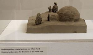 Peter Fischli/David Weiss (* 1952/1946-2012), Plötzlich diese Übersicht/Suddenly This Overview, 1981-2012, Amundsen fragt nach dem Weg zum Nordpol, Installationsfoto: Alexandra Matzner.