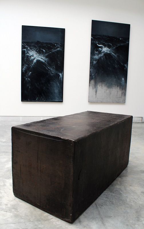 Thierry De Cordier (* 1954) und Richard Serra (* 1939), Pasolini, 1985, Installationsfoto: Alexandra Matzner.