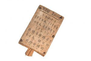 ABC-Täfelchen mit Alphabet in Frakturschrift, 1774 © Schulmuseum Bad Leonfelden, Foto Helga Baier