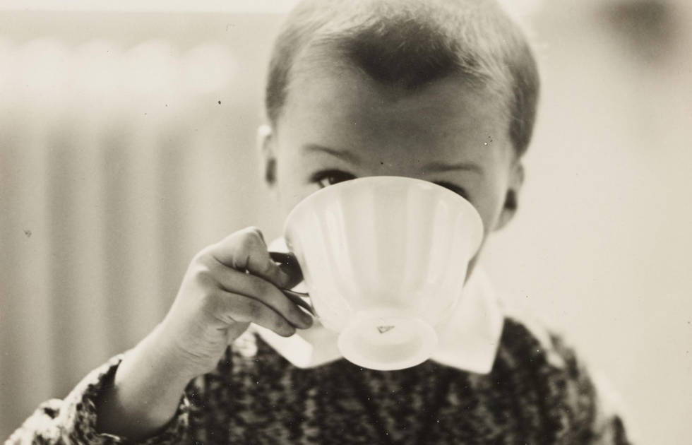 Aenne Biermann, Kind mit Tasse (Magdalene Engels), um 1930, Silbergelatineabzug auf Fotopapier, Staatsgalerie Stuttgart, Graphische Sammlung, erworben 2022 aus Mitteln der Museumsstiftung Baden-Württemberg, Sammlung Dietmar Siegert.