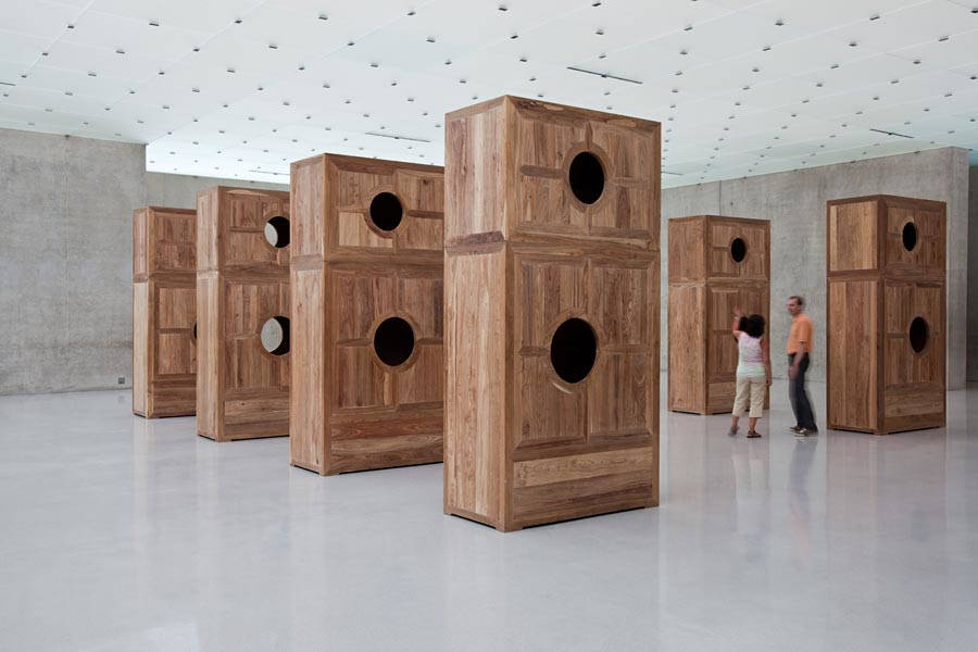 Ai Weiwei, Moon Chest, 2008. Huanghuali-Holz, 8 Teile, 320 x 160 x 80 cm. Ausstellungsansicht 3. OG, Kunsthaus Bregenz; Foto: Markus Tretter. © Ai Weiwei, Kunsthaus Bregenz