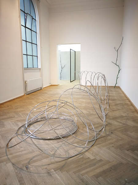 Alicja Kwade, 60 seconds, 2018, Installationsansicht Charlottenborg Kunsthal, Kopenhagen, 2018, Foto: Alexandra Matzner, ARTinWORDS.