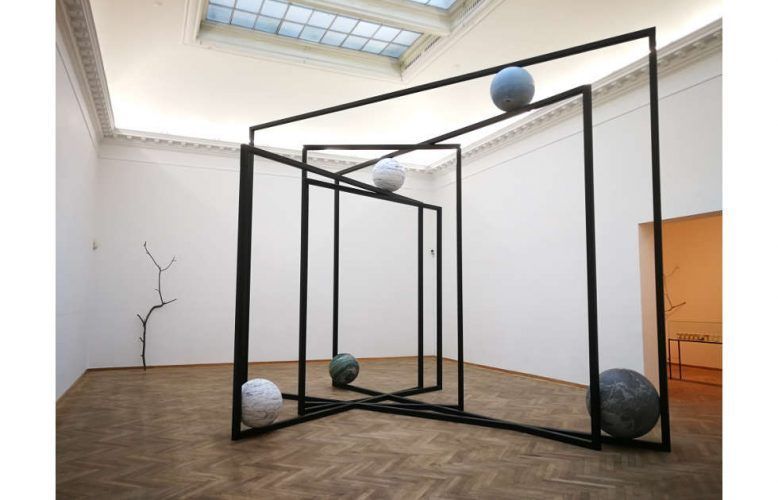 Alicja Kwade, DrehMoment, 2018, Installationsansicht Charlottenborg Kunsthal, Kopenhagen, 2018, Foto: Alexandra Matzner, ARTinWORDS.