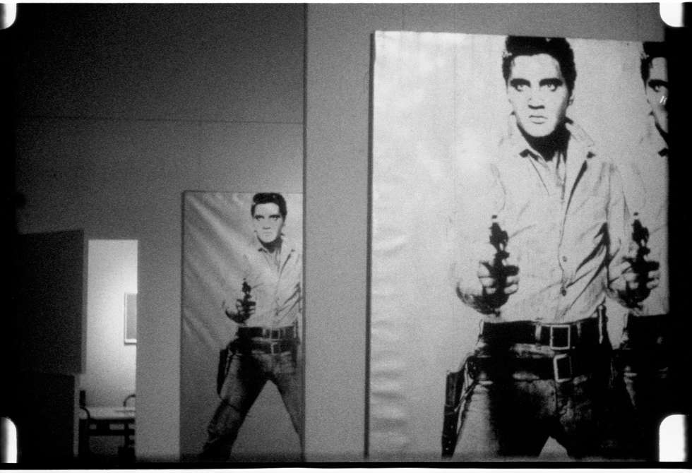 Andy Warhol, Elvis at Ferus, 1963, 16mm, s/w, Stummfilm, 4 Min. bei 16 fps, 3.5 Min. bei 18 fps © 2018 The Andy Warhol Museum, Pittsburgh, PA, a museum of Carnegie Institute. All rights reserved)
