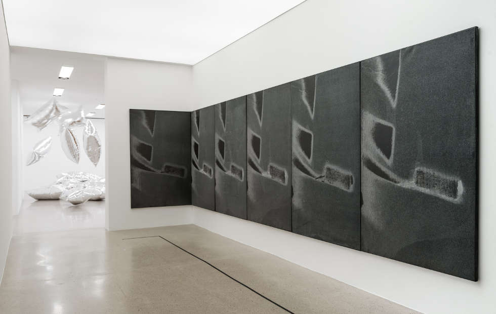 Andy Warhol, Silver Clouds und Shadow im mumok 2020, Ausstellungsansicht
