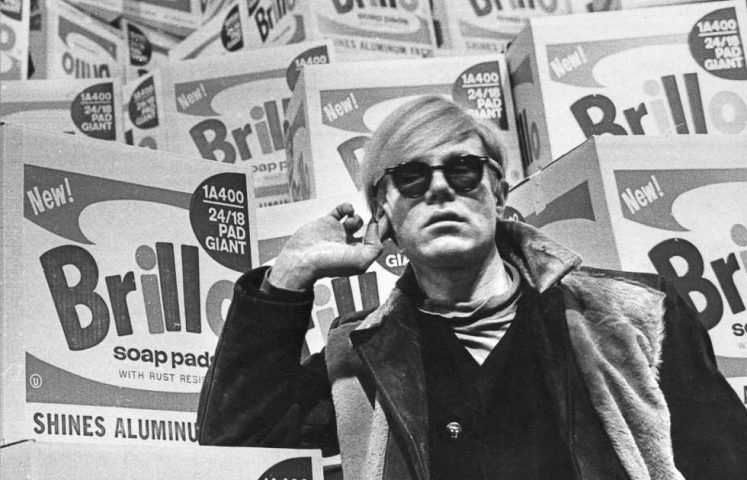 Andy Warhol vor der Brillo-Box, 1968