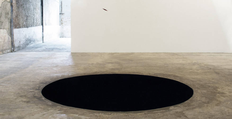 Anish Kapoor, Descent into Limbo, 1992-2016, Mixed media and pigment, Dimensions variable, im Hintergrund Healing of St. Thomas, 1989