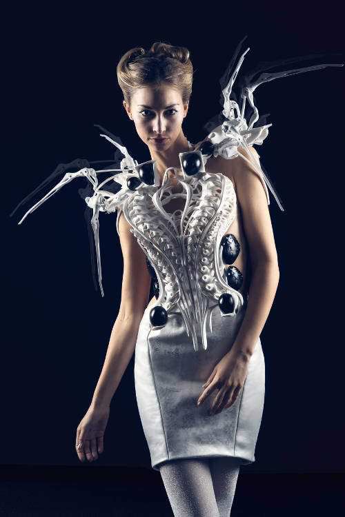 Anouk Wipprecht, Spider Dress 2.0, 2015; Roboterkleid, 3-D-Druck mit Intel Edison Microcontrollern © Anouk Wipprecht/Foto: Jason Perry