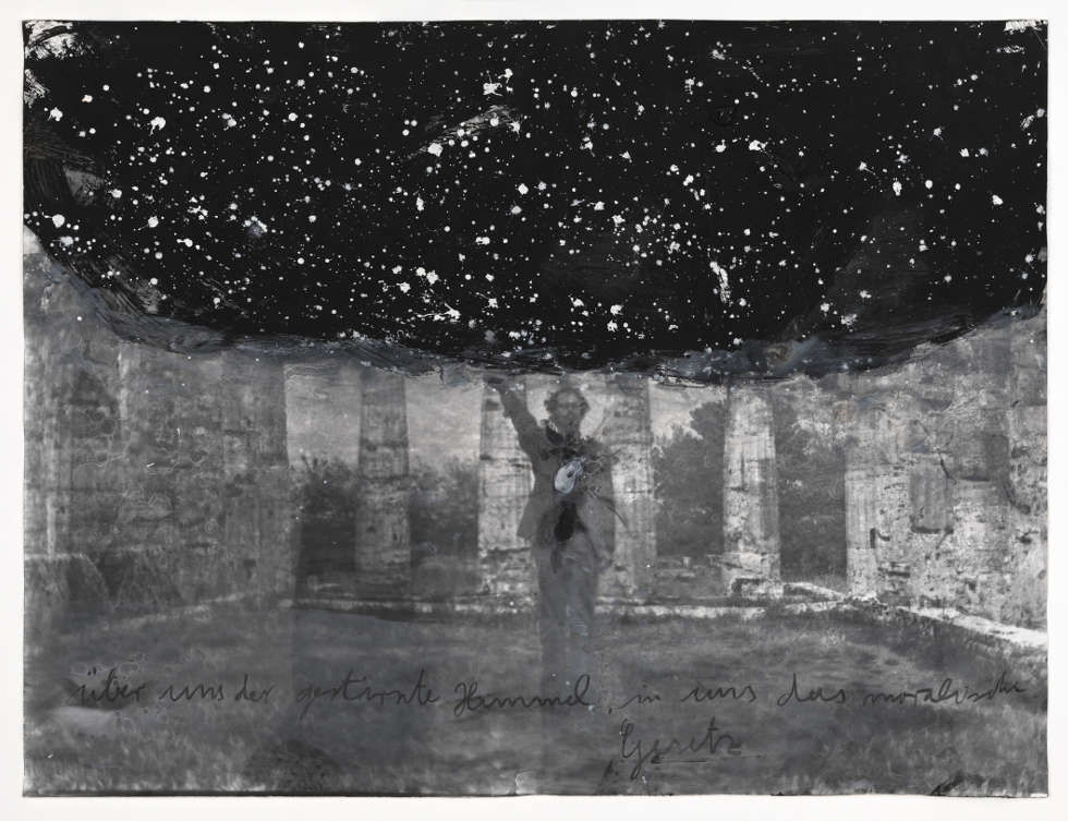 Anselm Kiefer, Über uns der gestirnte Himmel, in uns das moralische Gesetz, 1969–2010 (Foto (SW) auf Papier mit Übermalungen, 63 x 83,2 cm, ARTIST ROOMS National Galleries of Scotland and Ta