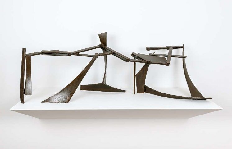 Anthony Caro, Table Piece CCXXIX, 1975, Stahl mit Rostanflug, lackiert, 61 x 167,6 x 50,8 cm (Sammlung Hubert Looser, © 2019 Courtesy of Barford Sculptures)