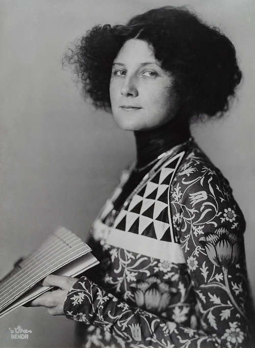 Atelier d’Ora, Die Modeschöpferin Emilie Flöge in einem ihrer Kleider mit den Kolo-Moser-Motiven, 1908, Silbergelatineabzug, 29,6 x 22 cm (© Museum für Kunst und Gewerbe Hamburg)