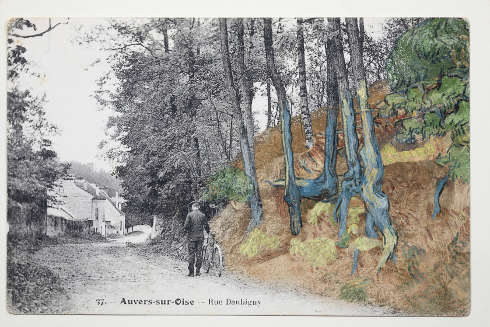 Postkarte Rue Daubigny, Auvers-sur-Oise, 1900-1910 mit Vincent van Goghs Gemälde Baumwurzeln © arthénon