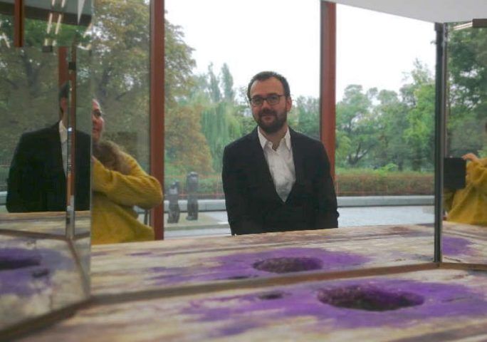 Axel Köhne in der Ausstellung Duett mit Künstler_in im 21er Haus, 2017, Foto: Alexandra Matzner, ARTinWORDS.