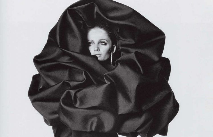 Balenciaga in Schwarz, Foto: Irving Penn, Vogue © Condé Nast
