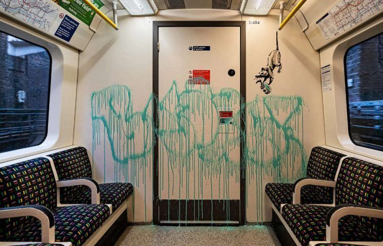 Banksy, If you don’t mask – you don’t get (Ratte mit Desinfektionsmittel), 14.7.2020, Londoner U-Bahn