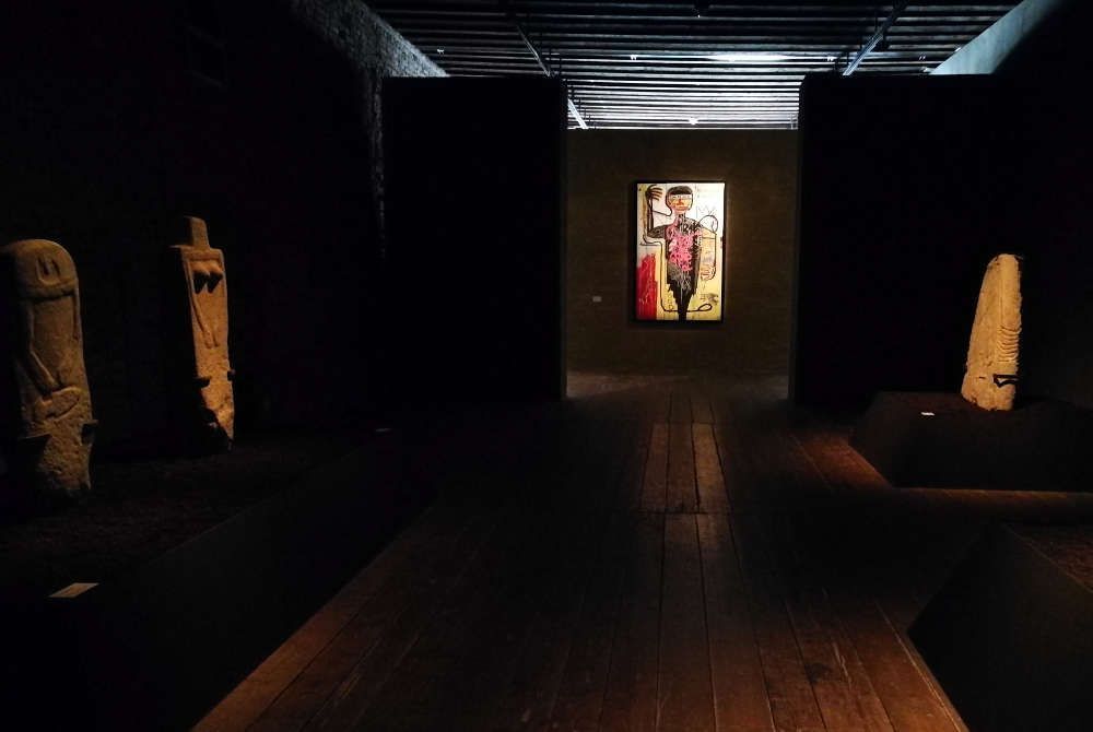 Jean-Michel Basquiat und steinzeitliche Menhire, Ausstellungsansicht „Intuition“ im Palazzo Fortuny 2017, Foto: Anna-Maria Matzner, ARTinWORDS.