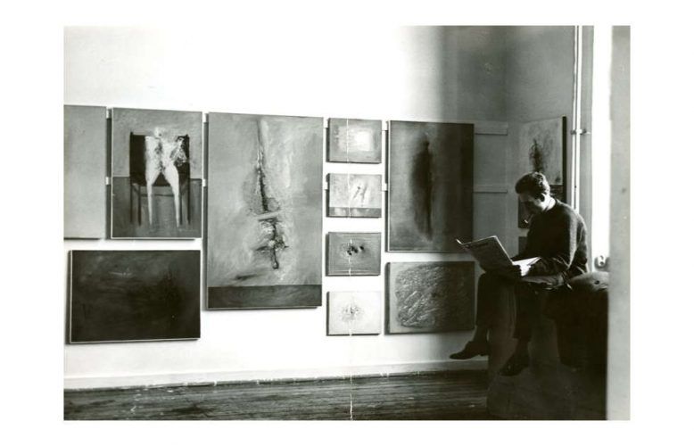 Wand mit Bildern von Gerhard Richter während des Akademierundgangs, Düsseldorf, im Februar 1962 (rechts im Bild Manfred Kuttner)