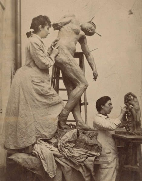 William Elborne, Camile Claudel und ihre Freundin Jessie Lipscombe modellieren im Atelier in der Notre-Dame-des-Champs 117, Paris, 1887 (Musée Rodin, Foto: Jean de Calan)