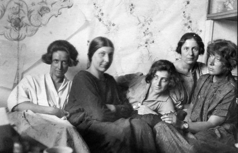 Charlotte Billwiller, Mathilde Flögl, Susi Singer, Marianne Leisching und Maria Likarz, Fotografie 1924-25 (© MAK)