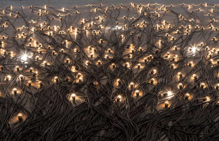 Christian Boltanski, Crépuscule, 2015, Glühbirnen, Fassungen, Elektrokabel, schwarz, variable Abmessungen, Installationsansicht Centre Pompidou 2019 (© Centre Pompidou, Paris)