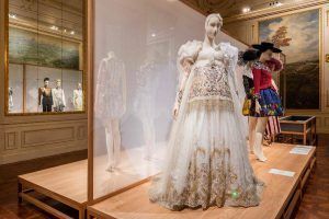 Christian Lacroix, Hochzeitskleid, 2007, Ausstellungsansicht „Vulgär?“ © Belvedere, Wien.