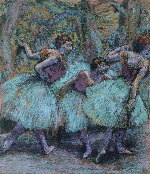 Edgar Degas, Drei Tänzerinnen (blaue Röcke, rote Mieder), um 1903, Pastell auf Papier auf Karton, 94 x 81 cm (Fondation Beyeler, Riehen/Basel, Sammlung Beyeler Foto: Peter Schibli, Basel)