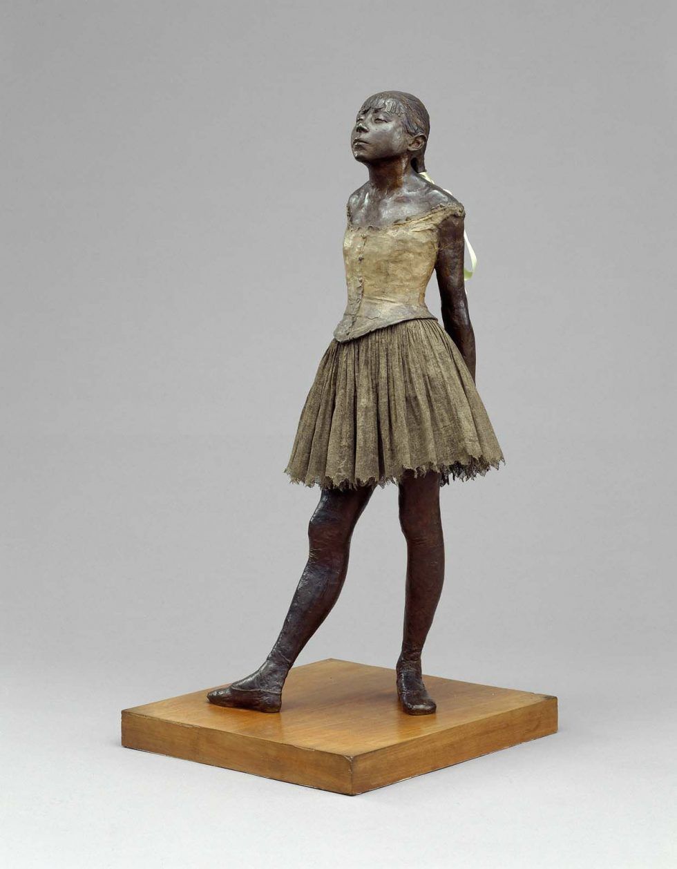 Edgar Degas, Petite danseuse de quatroze ans [Kleine vierzehnjährige Tänzerin], Original aus Wachs 1880/81, Abguss um 1932/36, Bronze, teilweise bemalt, Baumwoll-Tutu und Seidenband, 98 cm (Stiftung Sammlung E. G. Bührle, Zürich)