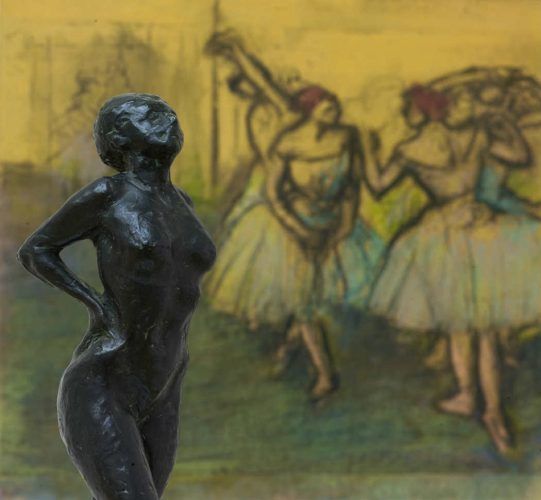 Edgar Degas, Tänzerin in Ruhestellung, um 1882/1885, Bronze, H. 45,5 cm (Von der Heydt-Museum Wuppertal) & Tänzerinnen (im Hintergrund), 1900–1905 (Von der Heydt-Museum Wuppertal Foto: Medienzentrum/Antje Zeis-Loi)