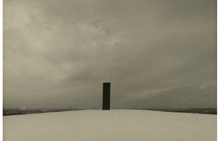 Dirk Reinartz, o. T. („Bramme für das Ruhrgebiet“ von Richard Serra), 1999, © Dirk Reinartz Estate / Deutsche Fotothek und Stiftung F.C. Gundlach