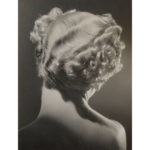 Dora Maar, Mannequin mit Dauerwelle, 1935, Silbergelatine-Azug auf Barytpapier auf Karton, 23,4 x 17,7, cm (Städel Museum, Frankfurt a.M., Eigentum des Städelschen Museums-Vereins e.V. © VG Bild-Kunst, Bonn 2026)