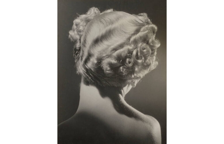 Dora Maar, Mannequin mit Dauerwelle, 1935, Silbergelatine-Azug auf Barytpapier auf Karton, 23,4 x 17,7, cm (Städel Museum, Frankfurt a.M., Eigentum des Städelschen Museums-Vereins e.V. © VG Bild-Kunst, Bonn 2026)