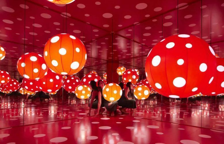 Dots Obsession, 2013, Installationsansicht Yayoi Kusama, You Me and the Balloons, in Manchester International Festival 2023, Foto: DavidLevene