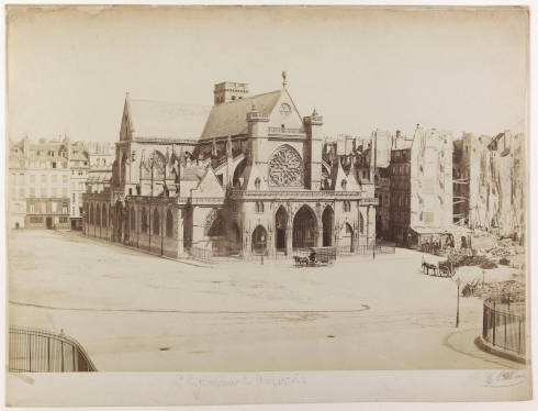 Edouard Baldus, Arbeiten rund um die Kirche Saint-Germain-l'Auxerrois [Travaux autour de l'église Saint-Germain-l'Auxerrois], Paris, zwischen 1857 und 1862, Salzpapier-Abzug, 31,5 x 44,5 cm (Musée Carnavalet, Histoire de Paris, CCO-Lizenz)