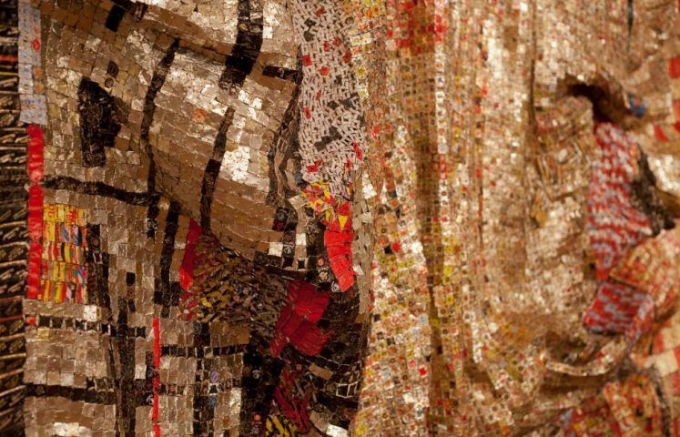 El Anatsui, In the World But Don't Know the World?, Detail, 2009, Aluminium und Kupferdraht, 1000 x 560 cm (© El Anatsui, Collection Stedelijk Museum Amsterdam und Kunstmuseum Bern, Courtesy the Artist and October Gallery, London. Photo © Jonathan Greet)