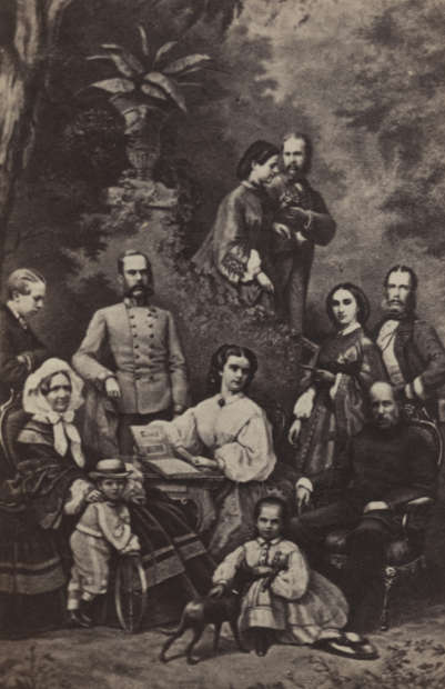 Elisabeth von Österreich-Ungarn umgeben von ihrer Familie, um 1863, Carte de Visite Fotografie nach einem Aquarell, Albuminpapier auf Karton, 8,5 x 5,5 cm (Museum Ludwig, Köln, Foto: Museum Ludwig, Köln)