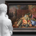 Elmgreen & Dragset, The Visitor mit Stillleben mit Gemüse, The Visitor, 2025, Bronze, Lack, 178 x 61 x 33,5 cm; Cornelis de Heem, Stillleben mit Gemüse und Früchten vor einer Gartenbalustrade, 1658, Öl auf Kupfer, 69,8 x 87,1 cm (Städel Museum, Frankfurt a.M., Foto: Studio Elmgreen & Dragset)