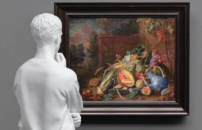 Elmgreen & Dragset, The Visitor mit Stillleben mit Gemüse, The Visitor, 2025, Bronze, Lack, 178 x 61 x 33,5 cm; Cornelis de Heem, Stillleben mit Gemüse und Früchten vor einer Gartenbalustrade, 1658, Öl auf Kupfer, 69,8 x 87,1 cm (Städel Museum, Frankfurt a.M., Foto: Studio Elmgreen & Dragset)