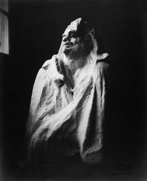 Eugène Druet, Das Denkmal für Honoré de Balzac im Atelier du Dépôt des marbres (Halbfigur), 1896–1900, Silbergelatinepapier, 39,5 × 29,5 cm (© Staatliche Museen zu Berlin / Kunstbibliothek)