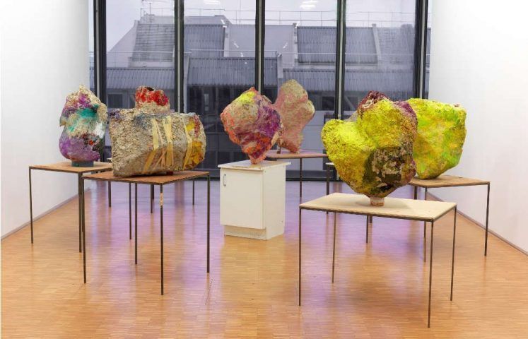 Franz West, Gruppe mit Kabinettensemble 8 Skulpturen, 2001 (© Franz West - Centre Pompidou Dist. RMN-GP © Ph. Migeat 1)