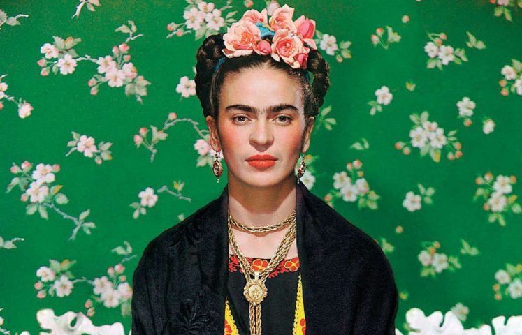 Frida Kahlo auf einer weißen Bank, Detail, Nickolas Murays Studio, New York 1939, Inkjet (autorisierte Reproduktion) Collection of Nickolas Muray Photo Archives, Foto: © Nickolas Muray Photo Archives, Werk: © Nickolas Muray Photo Archives.