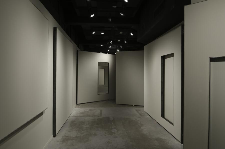 Gabriel Sierra, Installationsansicht im SculptureCenter, New York, Untitled (o(op(ope(open)pen)en)n), 2015, MDF und Jute, variable Größen, Foto: Kyle Knodell.