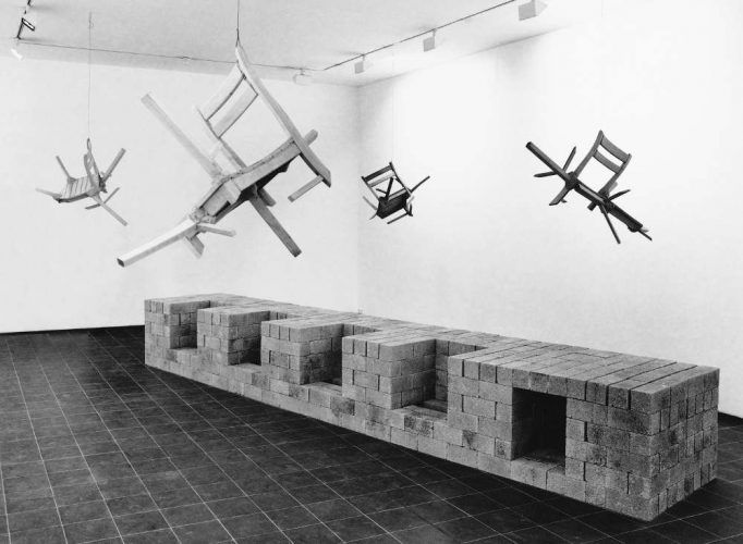 Georg Herold, Kulturgut, 1990, Bimssteine, Holzstühle, zersägt, montiert, 68 x 522 x 97 cm (Stiftung Kunstsammlung Nordrhein-Westfalen, © VG Bild-Kunst, Bonn 2017)
