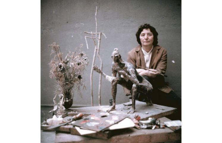 Germaine Richier in ihrem Atelier, um 1955, von Agnes Verda