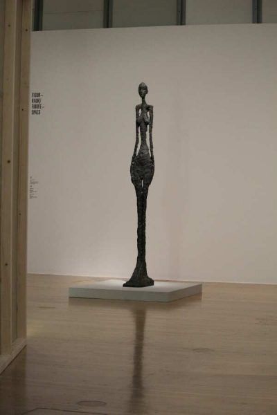 Alberto Giacometti, Femme debout IV [Stehende Frau IV], 1960, Bronze, 270 × 33 × 57 cm (Louisiana Museum of Modern Art, Humlebæk, Donation: The New Carlsberg Foundation), Ausstellungsansicht Schirn 2016, Foto: Alexandra Matzner.