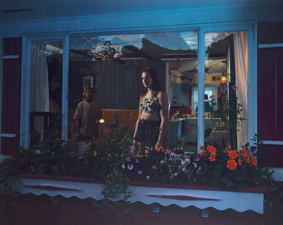 Gregory Crewdson, Untitled (Girl in Window), Twiglight Series, 1999, C-Print, 122 x 152 cm (Foto: Mischa Nawrata, Wien © Gregory Crewdson, Albertina, Wien: Sammlung Essl)
