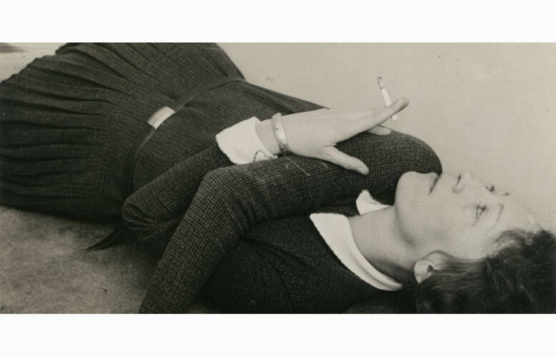 Grit Kallin-Fischer, Selbstporträt mit Zigarette, um 1928 (Bauhaus-Archiv Berlin © Bauhaus-Archiv Berlin)