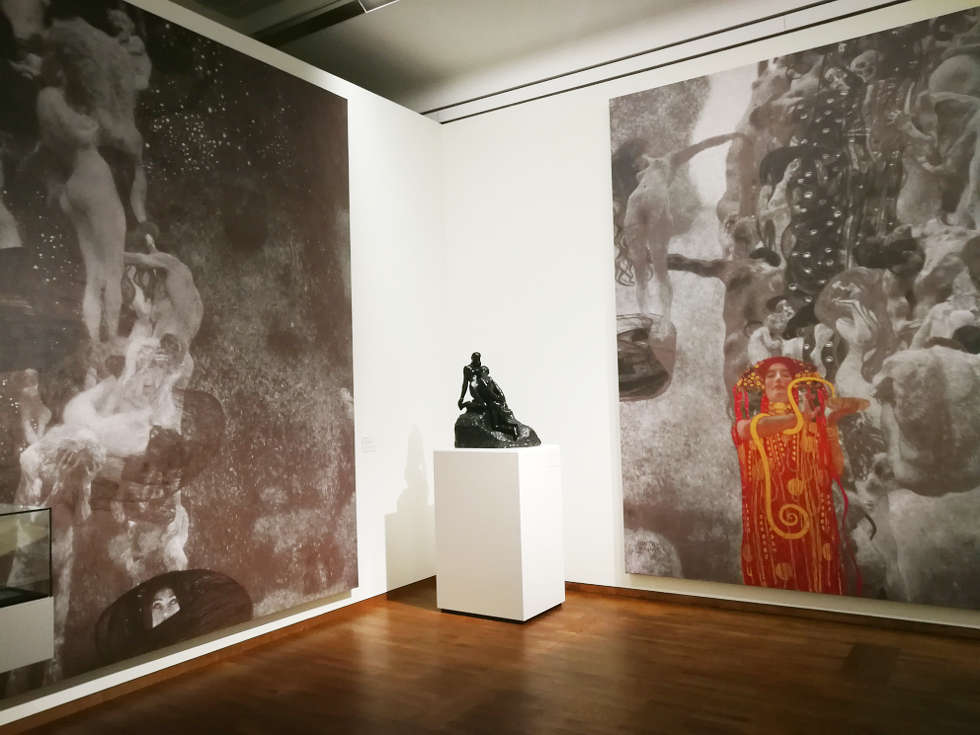 Gustav Klimt, Reproduktionen der Fakultätsbilder Philosophie und Medizin, dazwischen Rodin, Neuaufstellung Leopold Museum: „Wien 1900“, Foto: Alexandra Matzner | ARTinWORDS
