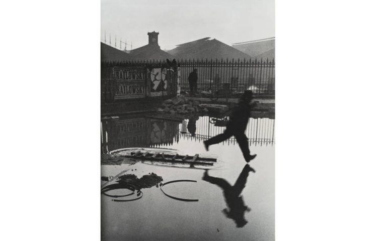Henri Cartier-Bresson, Hinter dem Gare Saint-Lazare, 1932 (© 2023 Henri Cartier-Bresson/Magnum Photos, courtesy Fondation Henri Cartier-Bresson, Paris)